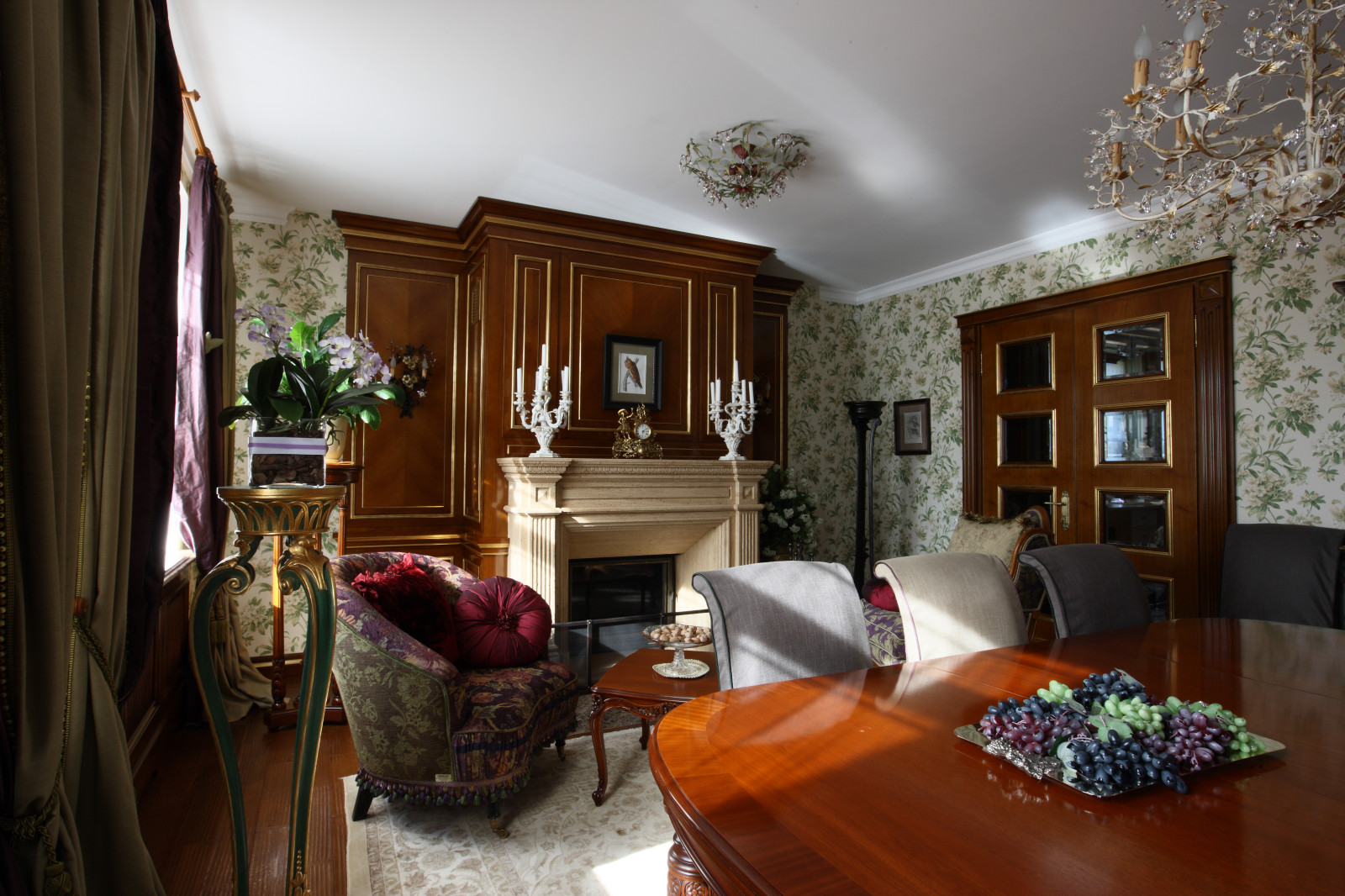 Столовая с камином