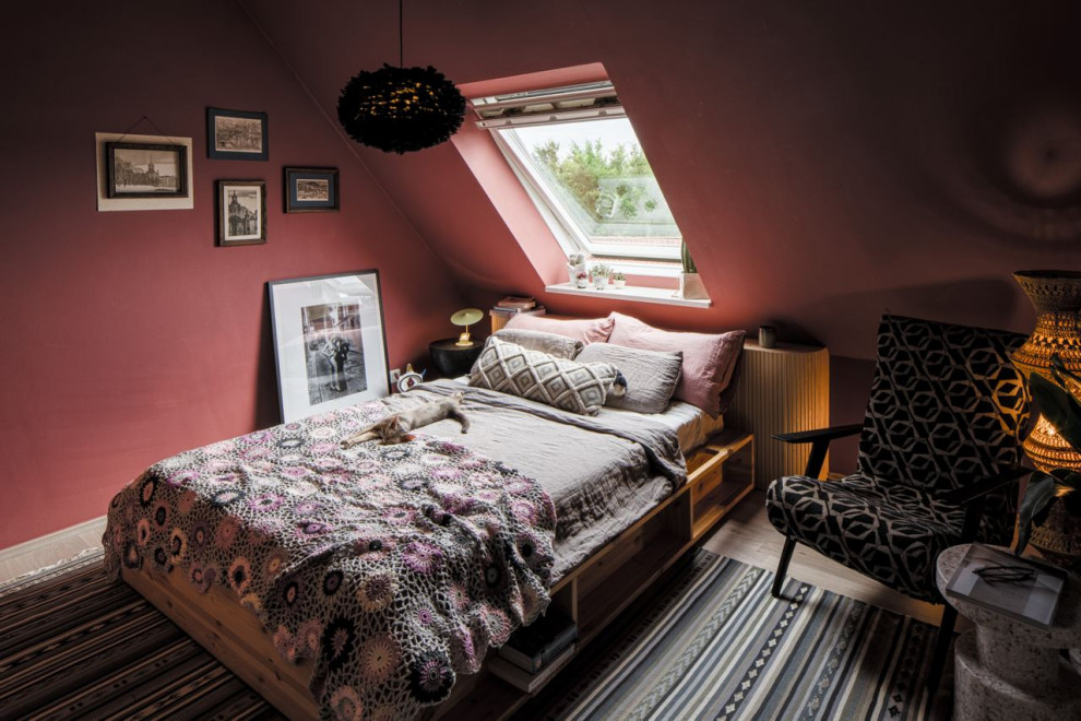 Источник вдохновения для домашнего уюта: маленькая хозяйская спальня на мансарде в стиле фьюжн с красными стенами, полом из ламината, серым полом и многоуровневым потолком для на участке и в саду