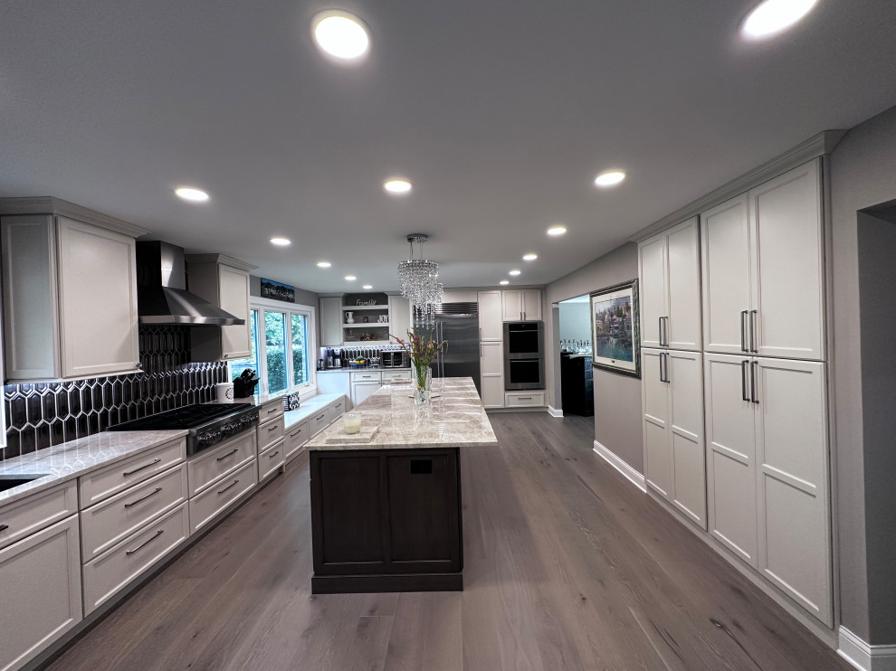 Kitchen - transitional kitchen idea in Chicago