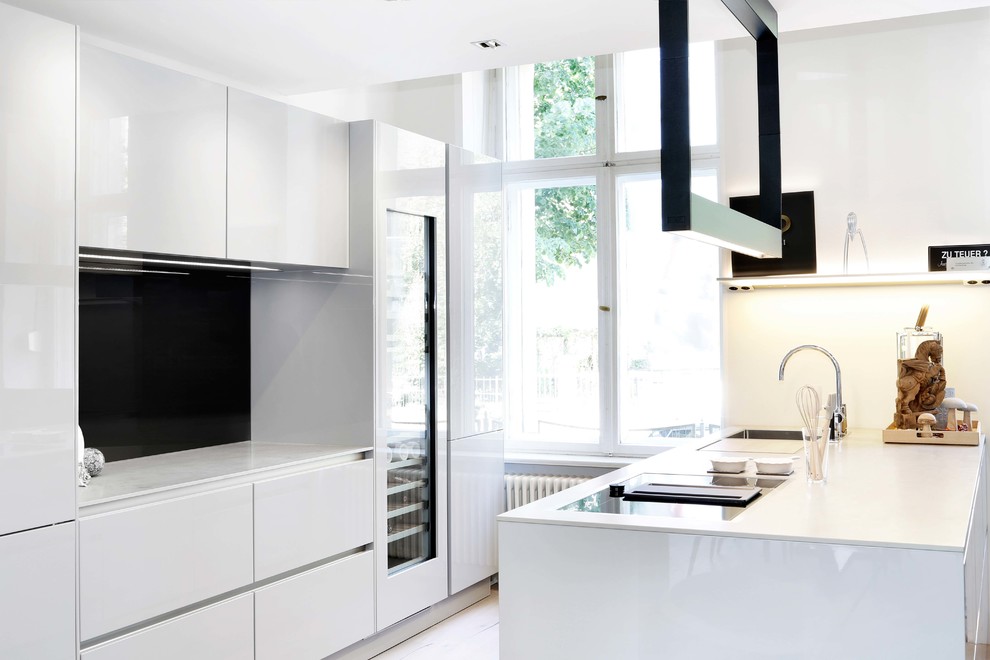 Flanellgrau Pur Lack Glanzend Grifflos Modern Kitchen Berlin By Daniel Kuchen Wohndesign Gmbh