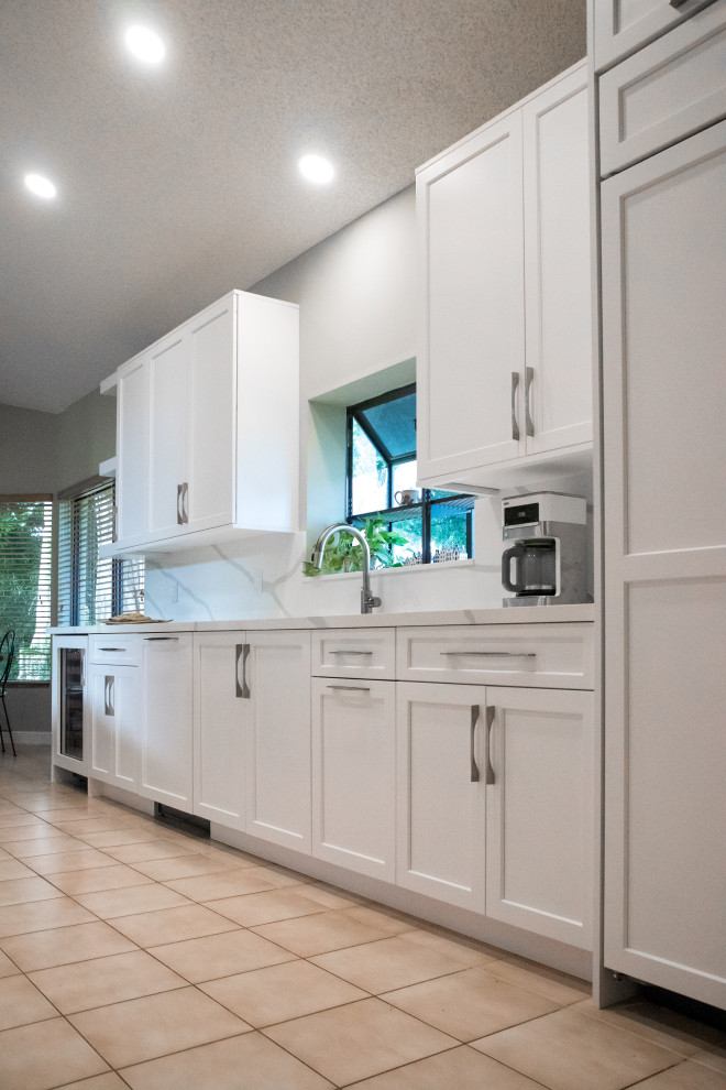 Transitional home design photo in Miami