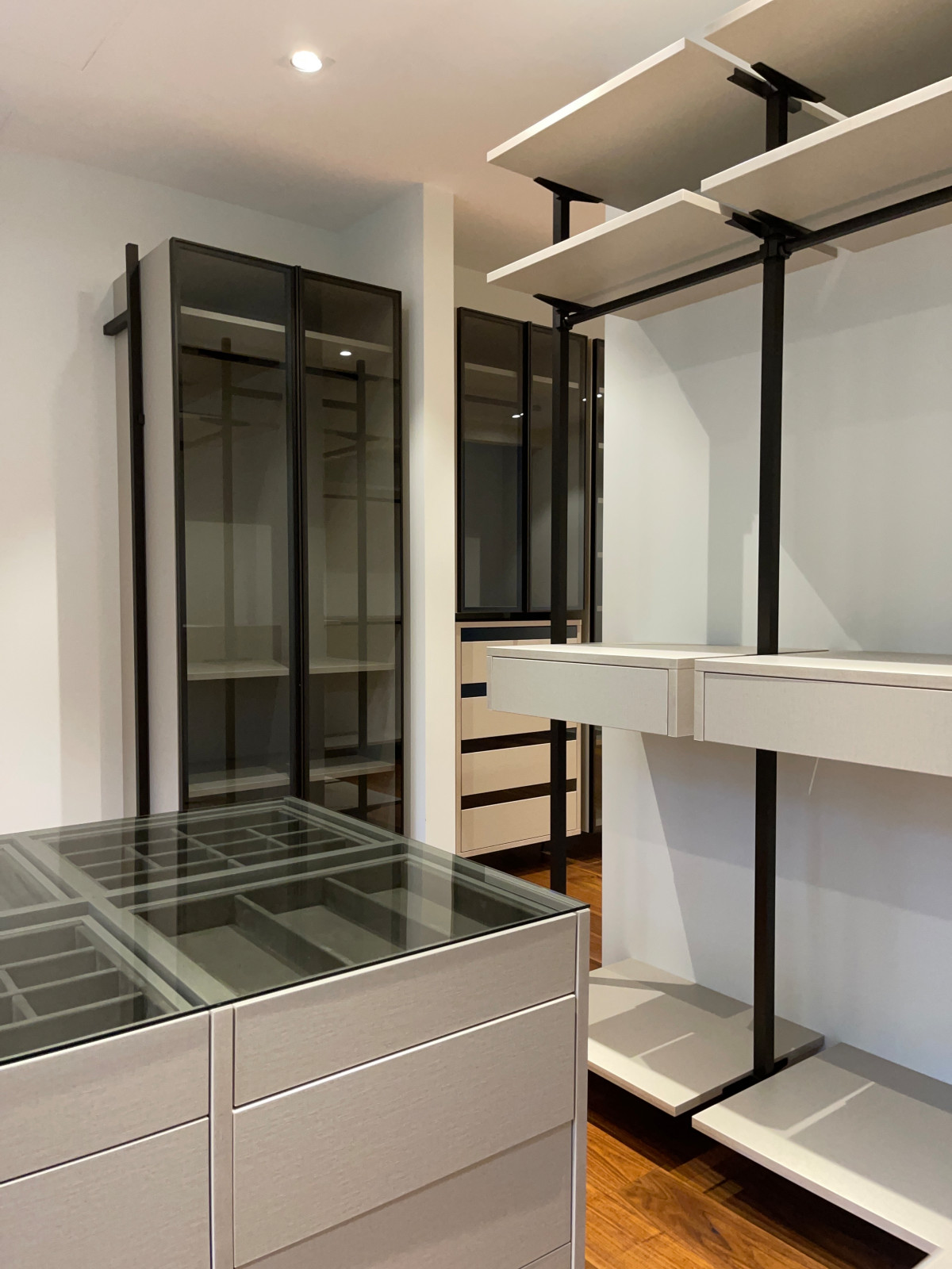 Распашной шкаф с системой RPE raumplus и Гардеробная система UNO raumplus