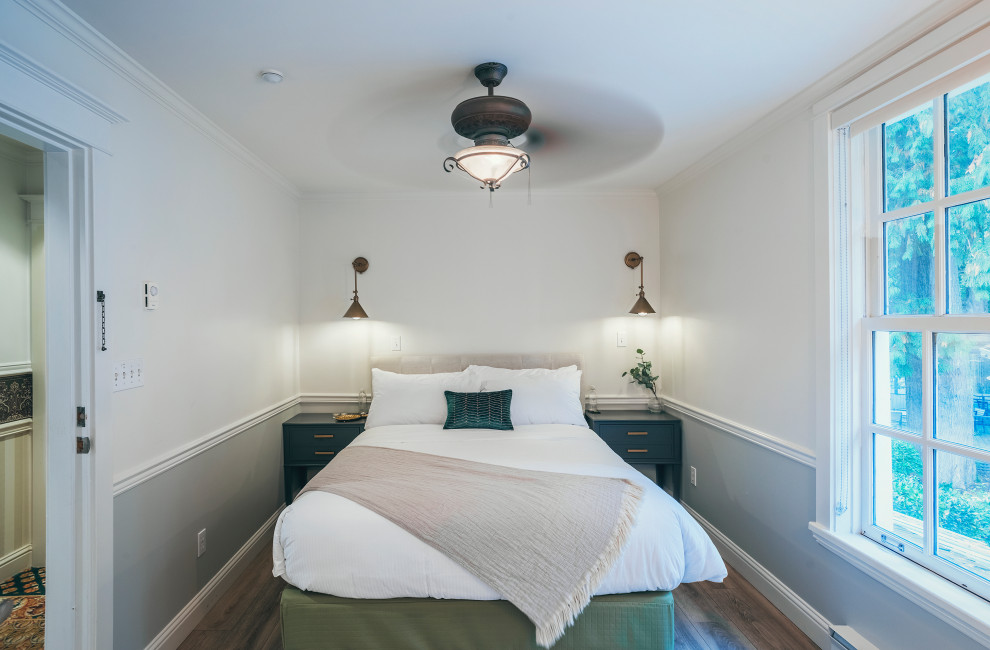 На фото: огромная гостевая спальня (комната для гостей): освещение в стиле фьюжн с серыми стенами, полом из винила и коричневым полом