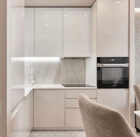 Современный ремонт квартиры с белой кухней