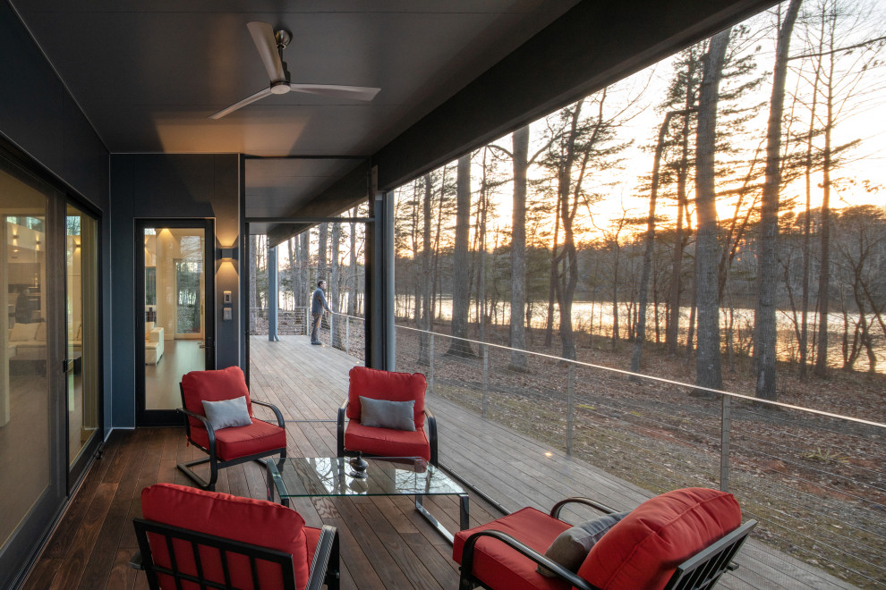 Mittelgroße, Verglaste, Überdachte Moderne Veranda hinter dem Haus mit Drahtgeländer in Raleigh