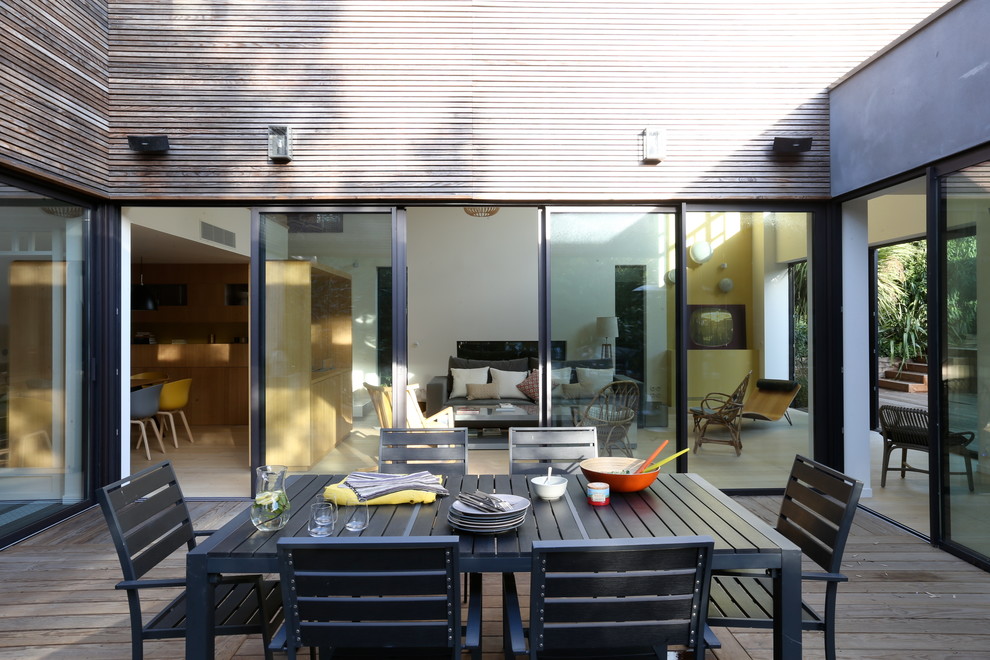 Inspiration for a mid-sized contemporary backyard deck in Reims with no cover.