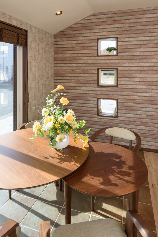 Esempio di una piccola sala da pranzo stile shabby con pareti marroni, pavimento in gres porcellanato, pavimento marrone, soffitto in legno e pareti in perlinato