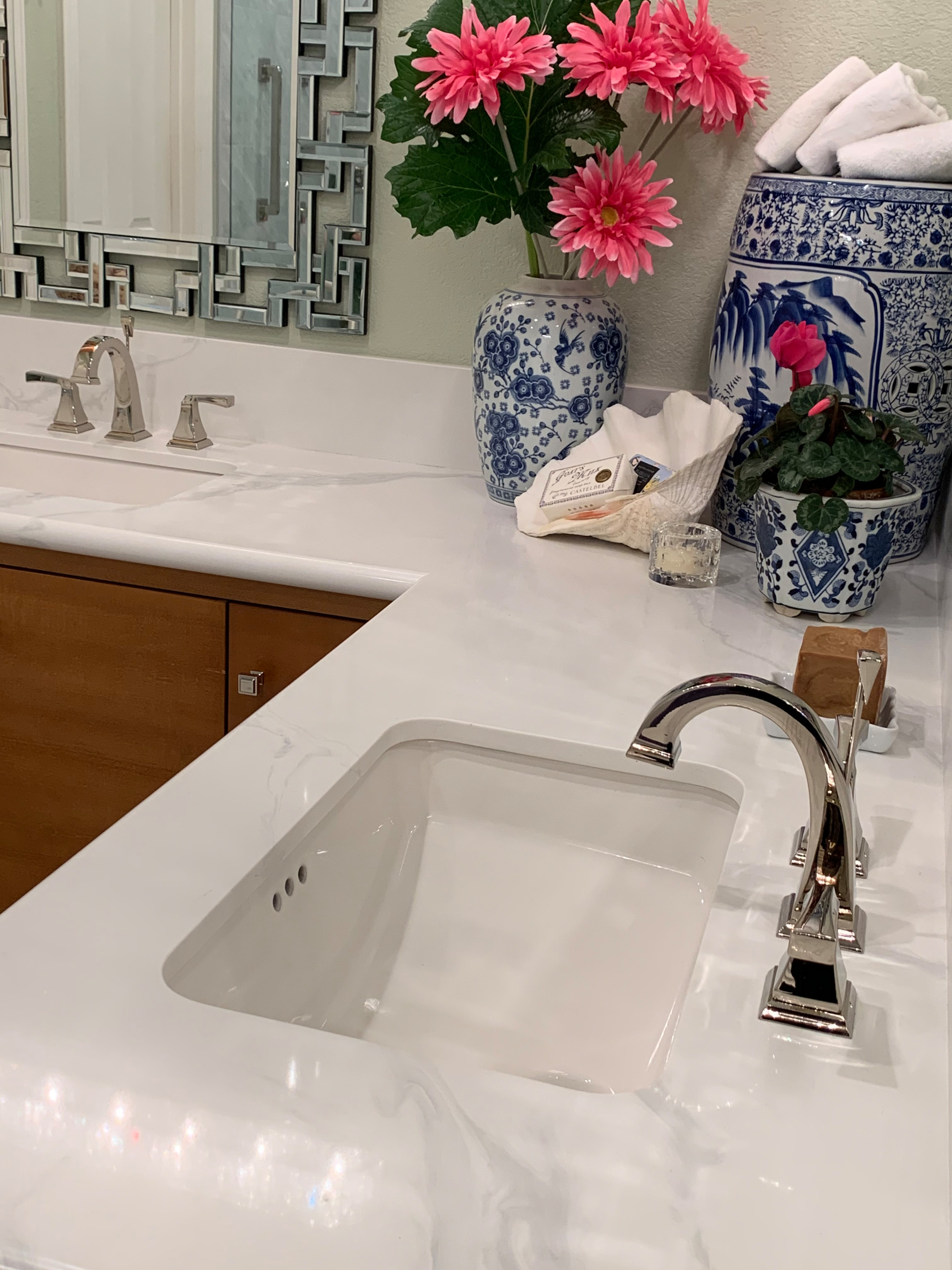DOUBLE SINKS W/SPACIOUS LAZY SUSAN SEPARATING