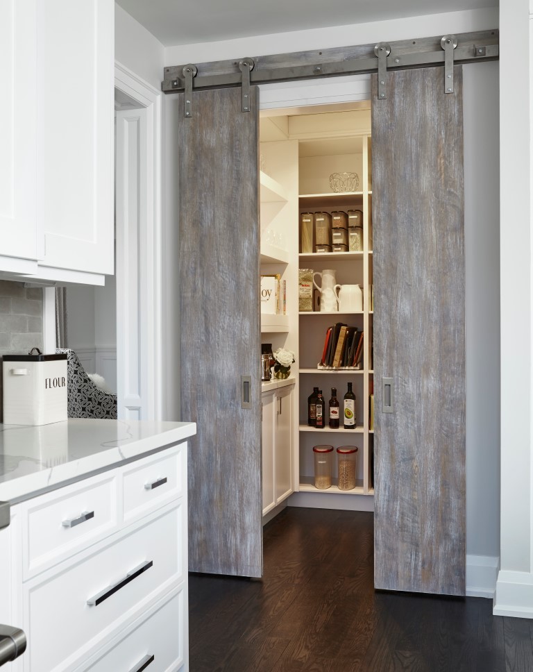 Kitchen - transitional kitchen idea in Toronto