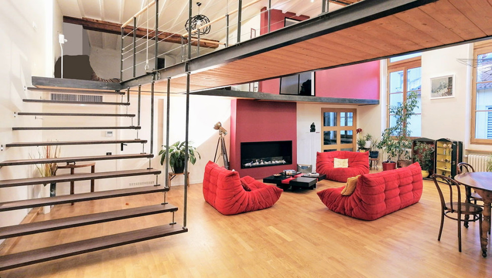 Imagen de sala de estar contemporánea grande con suelo de madera clara