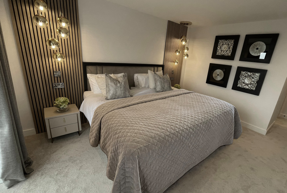 Идея дизайна: серо-белая спальня в скандинавском стиле с бежевыми стенами, ковровым покрытием и бежевым полом