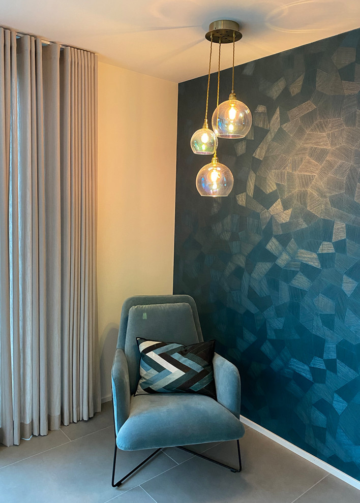 Стильный дизайн: гостиная комната в современном стиле с синими стенами, телевизором на стене и обоями на стенах - последний тренд