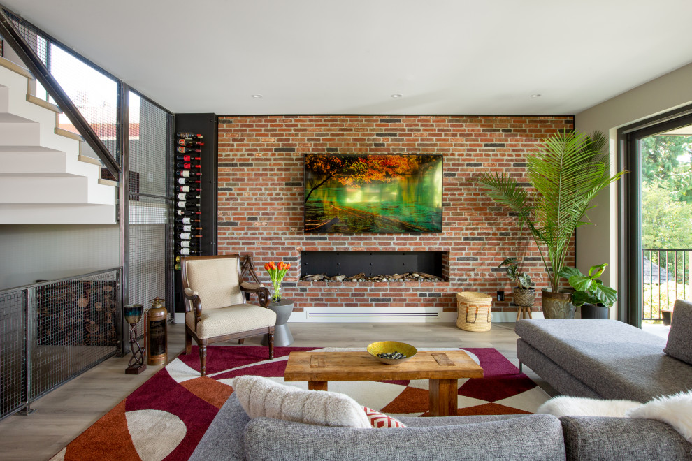 Cette photo montre un salon tendance ouvert avec un mur beige, parquet clair, une cheminée ribbon, un téléviseur fixé au mur et un sol beige.