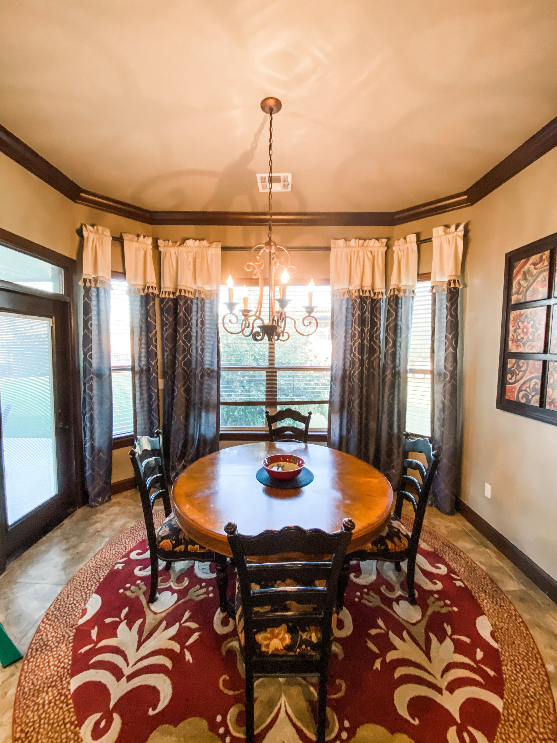 Traditional Living Room Drapery Design