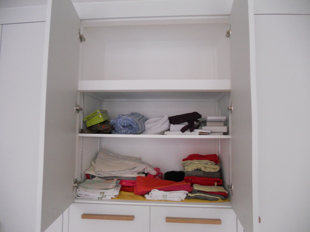 This is an example of a contemporary storage and wardrobe in Le Havre.