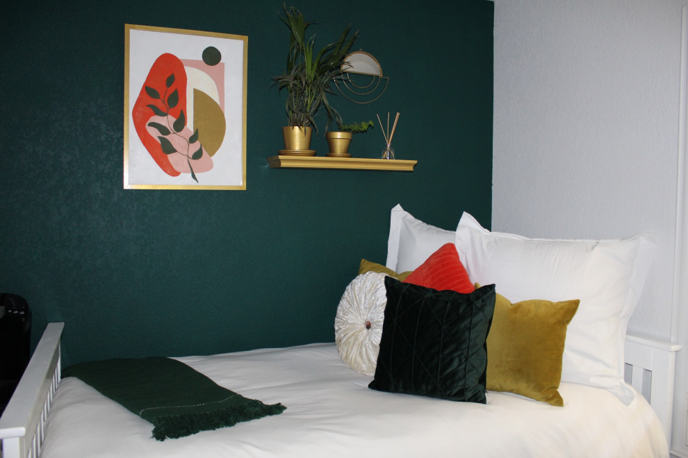 サクラメントにある中くらいなモダンスタイルのおしゃれな寝室 (緑の壁、濃色無垢フローリング、茶色い床) のインテリア