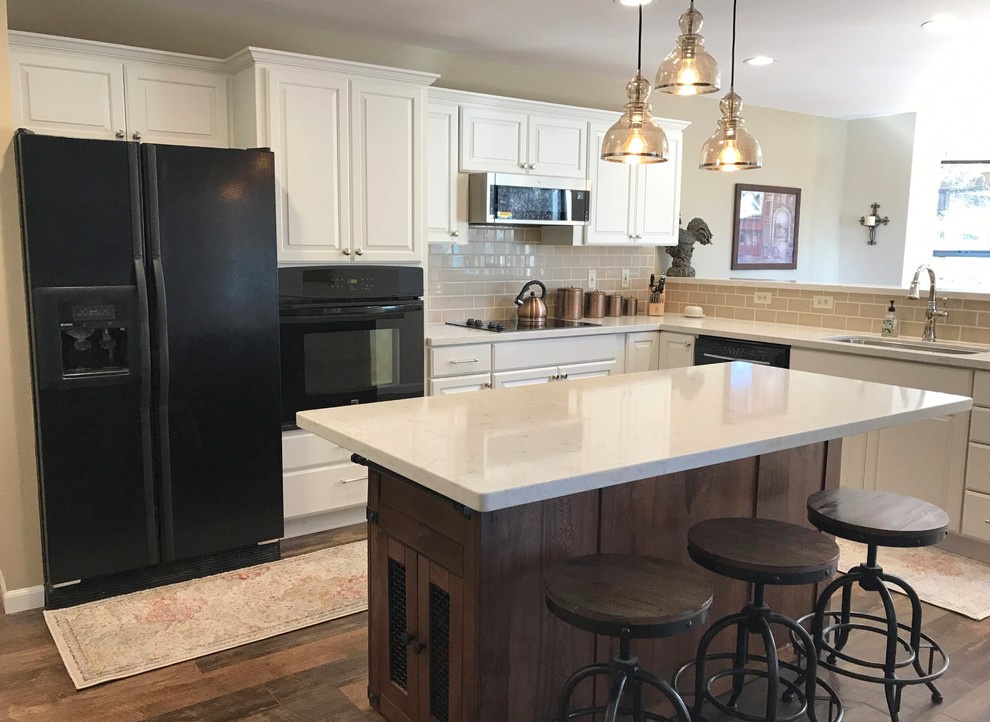 Kitchen - transitional kitchen idea in Phoenix
