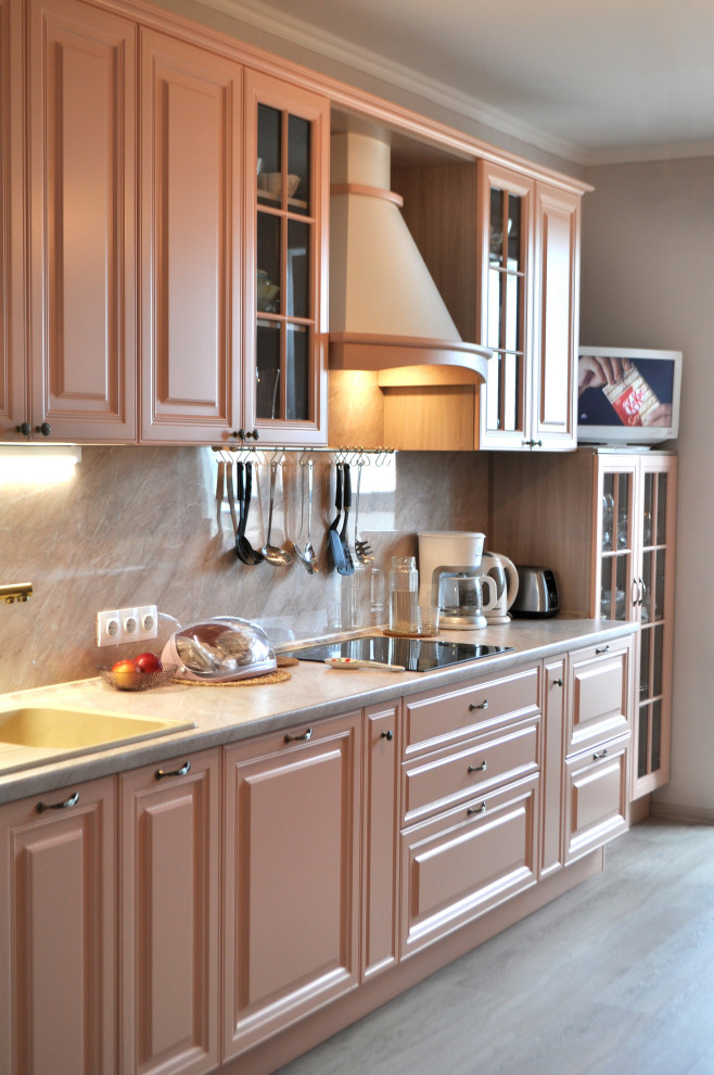 Klassisk inredning av ett mellanstort flerfärgad linjärt flerfärgat kök och matrum, med en nedsänkt diskho, laminatbänkskiva, flerfärgad stänkskydd, svarta vitvaror, laminatgolv och beiget golv