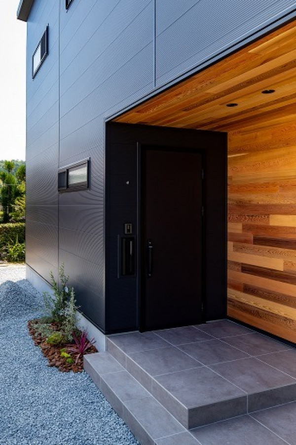 Idée de décoration pour une entrée en bois avec un mur marron, une porte simple, une porte noire et un plafond en bois.
