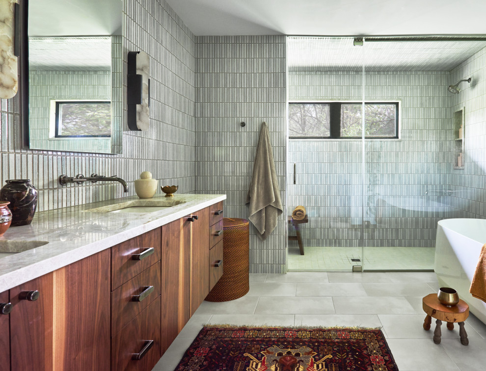 Example of a mid-sized mid-century modern master multicolored tile porcelain tile, beige floor and double-sink bathroom design in Chicago with flat-panel cabinets, medium tone wood cabinets, an undermount sink, quartzite countertops, beige countertops and a floating vanity