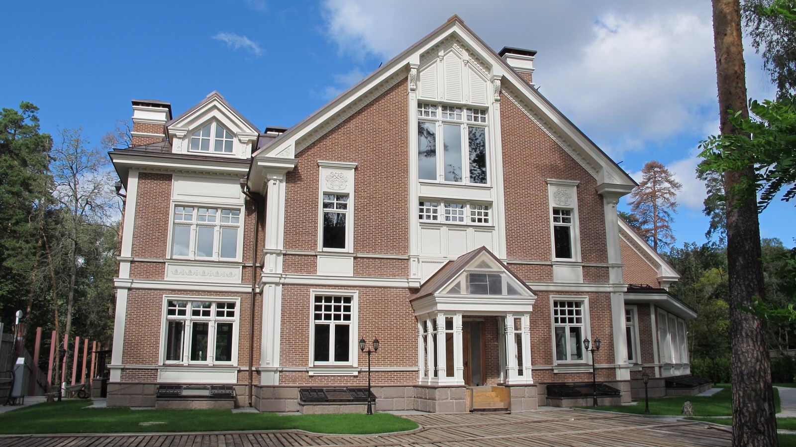 Окна из дуба для коттеджа  в Серебреном бору