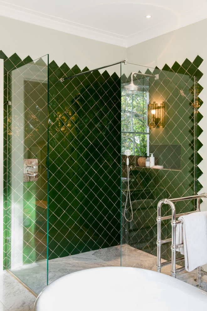 Стильный дизайн: большая главная ванная комната в стиле фьюжн с отдельно стоящей ванной, открытым душем, унитазом-моноблоком, зеленой плиткой, керамической плиткой, зелеными стенами, полом из цементной плитки, подвесной раковиной, серым полом, открытым душем и подвесной тумбой - последний тренд