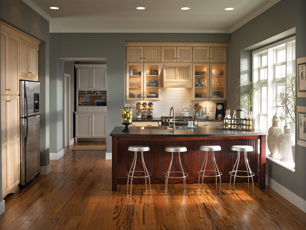 Kitchen - transitional kitchen idea in Miami