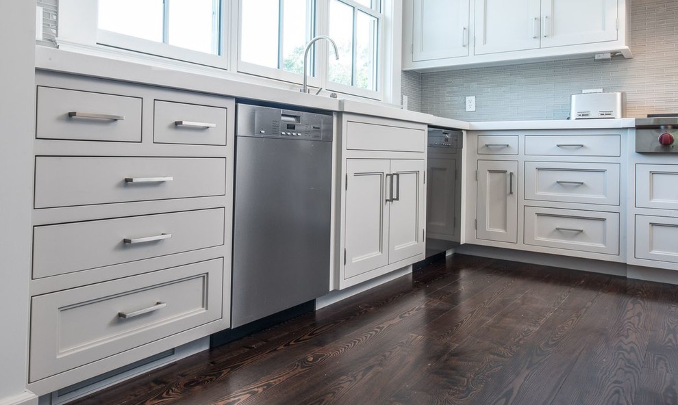 Kitchen - transitional kitchen idea in New York