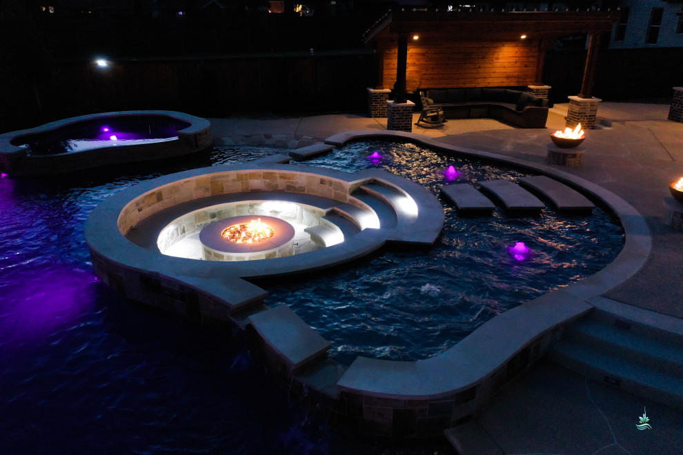 Imagen de piscina natural rústica extra grande a medida en patio trasero con paisajismo de piscina y adoquines de hormigón
