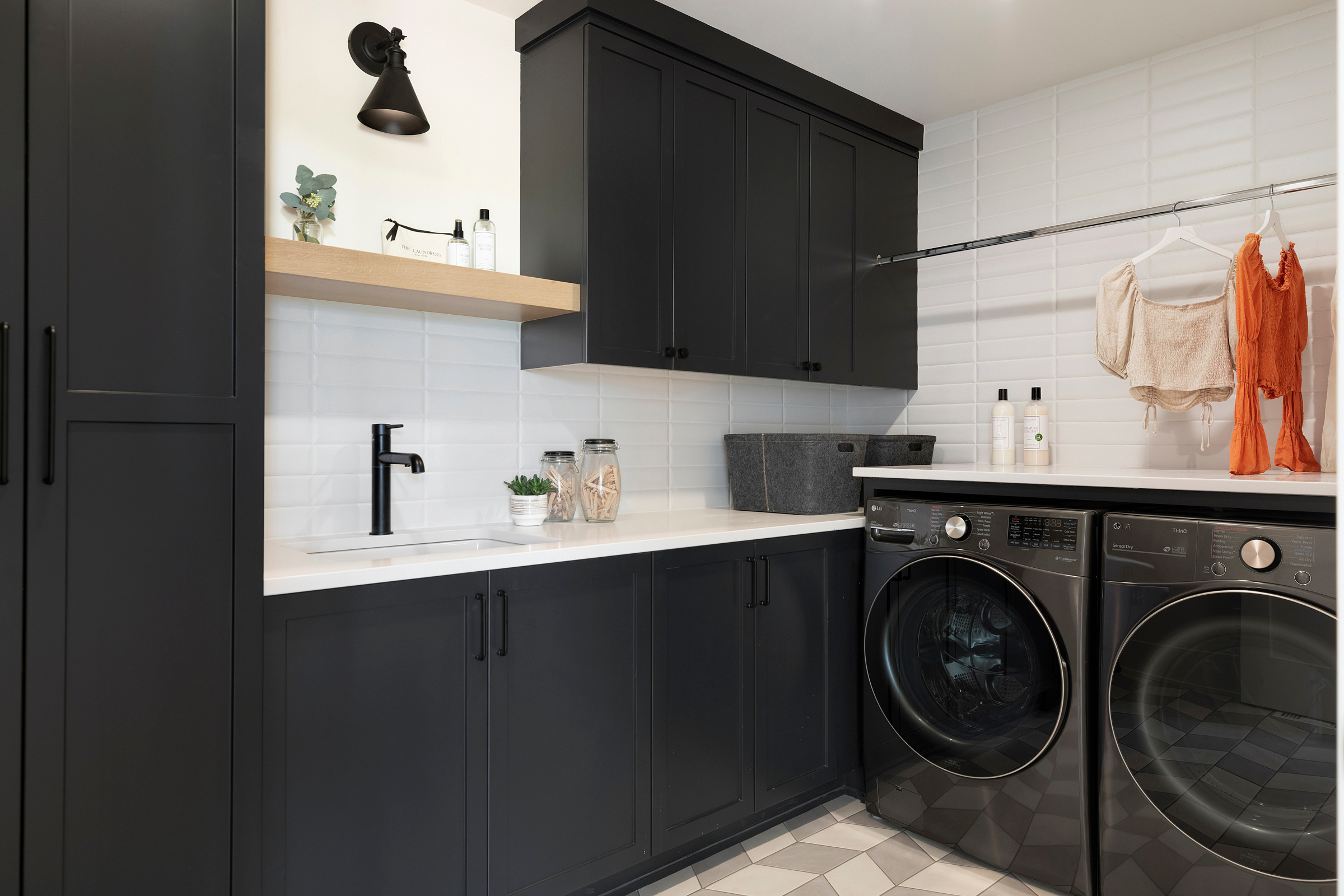 75 Beautiful Utility Room with Black Cabinets Ideas and Designs - March  2024 | Houzz UK