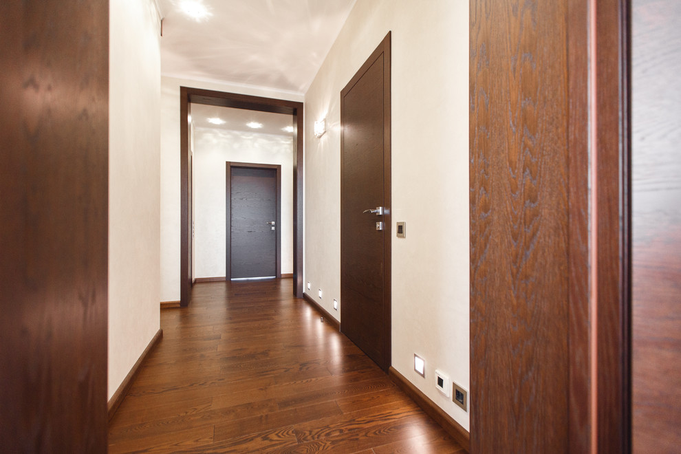 Современная квартира с мрамором на стенах