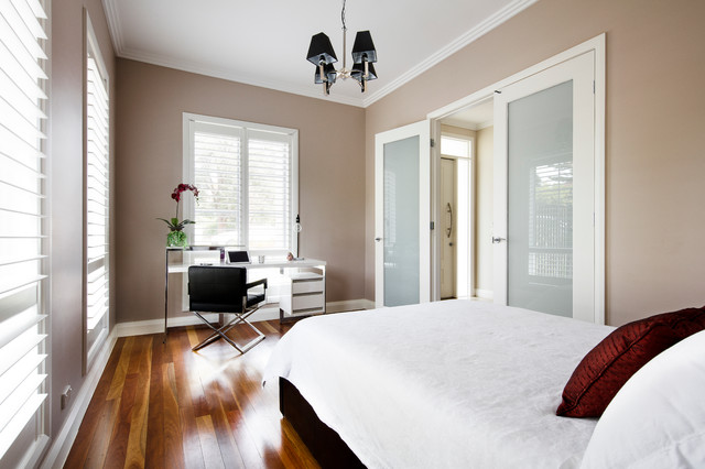 Hamptons Style Guest Bedroom With Study Klassisch Modern