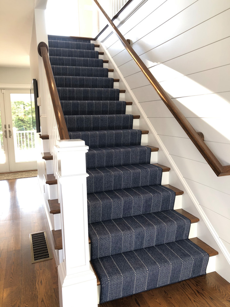 Стильный дизайн: прямая лестница среднего размера в морском стиле с деревянными перилами, ступенями с ковровым покрытием и подступенками из мрамора - последний тренд