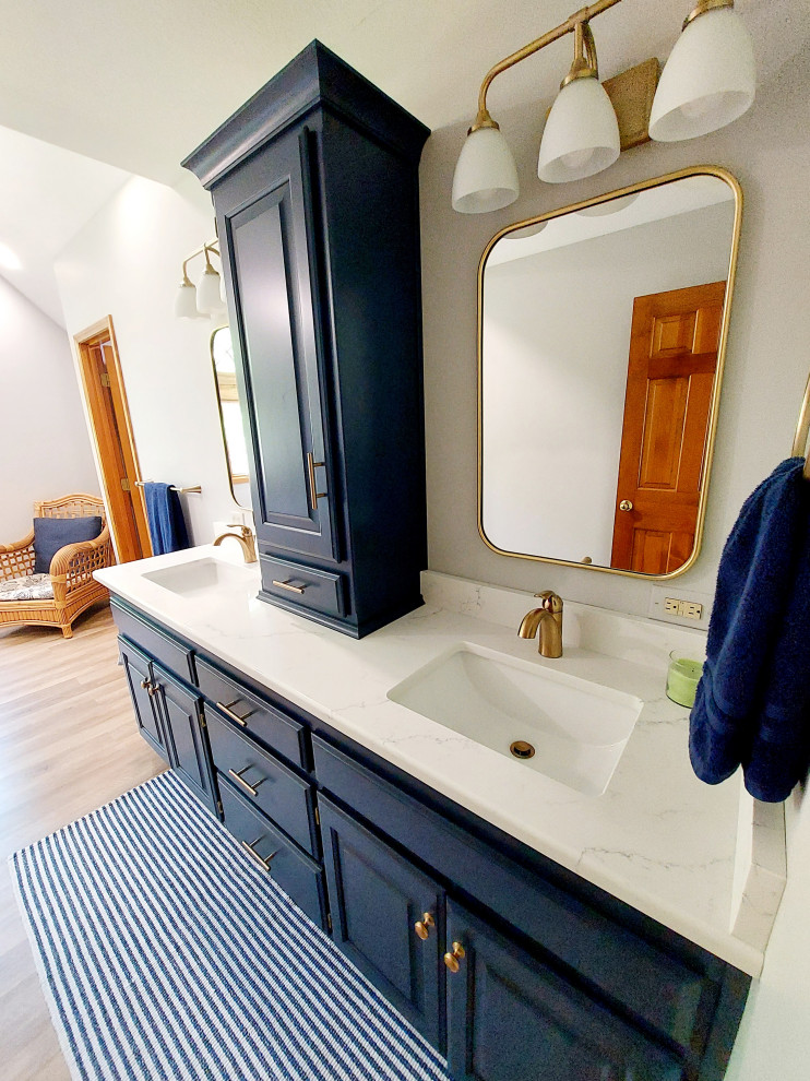 Idéer för ett mellanstort modernt vit en-suite badrum, med blå skåp, ett fristående badkar, vit kakel, vita väggar, vinylgolv, granitbänkskiva och beiget golv