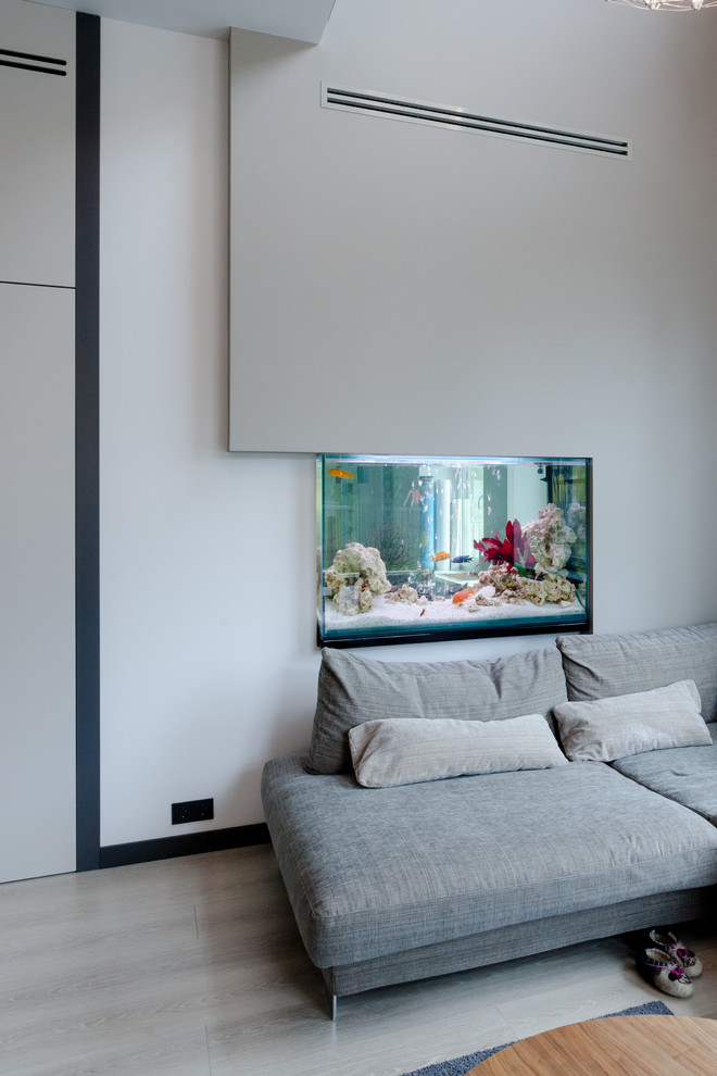 Аквариум в стене