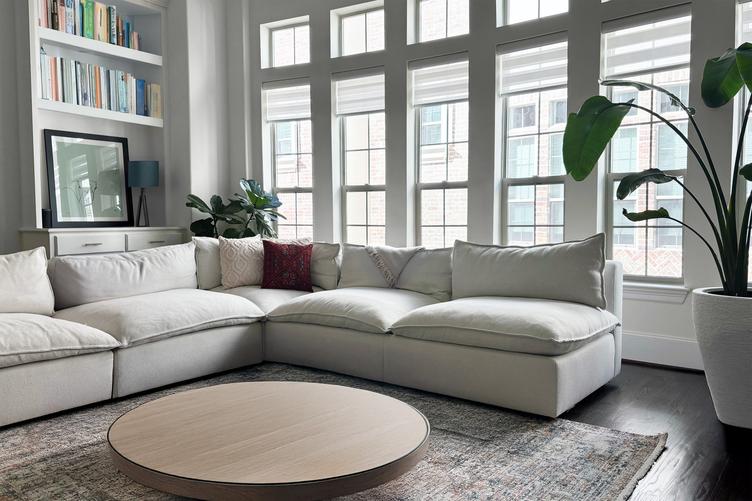 Here’s a sneak peek of a cozy Houston living room designed through our virtual interior design consultation! ?️✨ We worked closely with the client on paint colors, home improvements, layout planning a