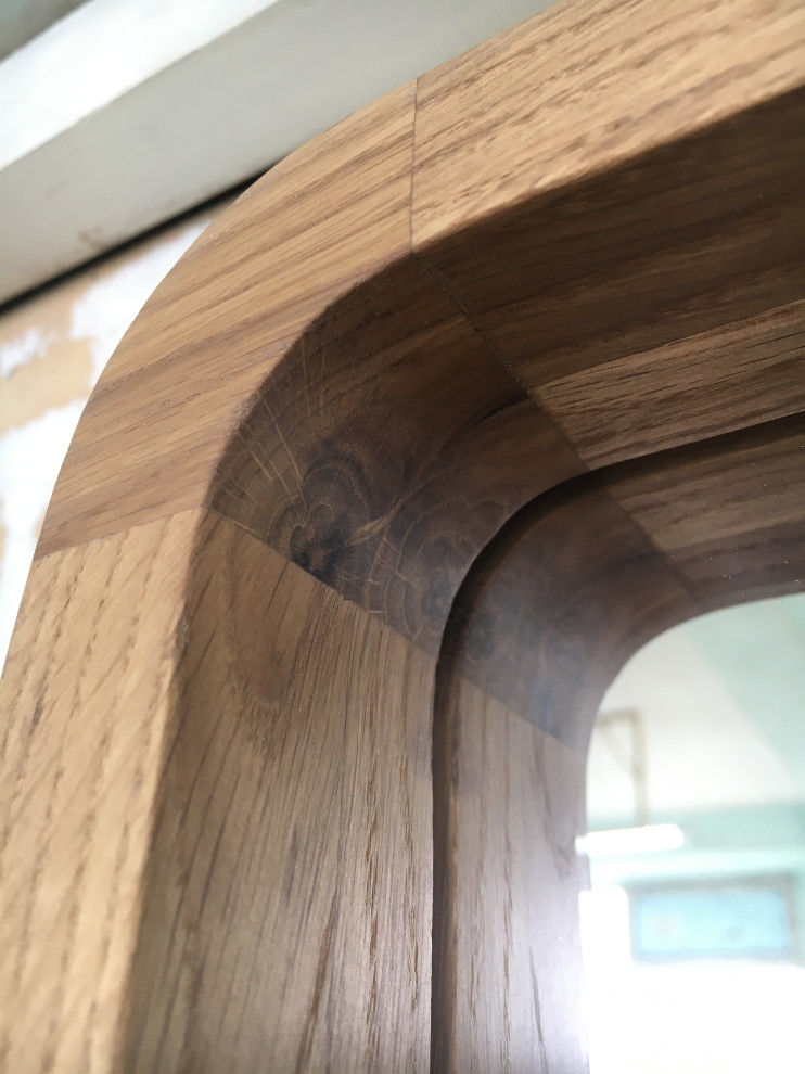 Зеркало в глубокой дубовой раме