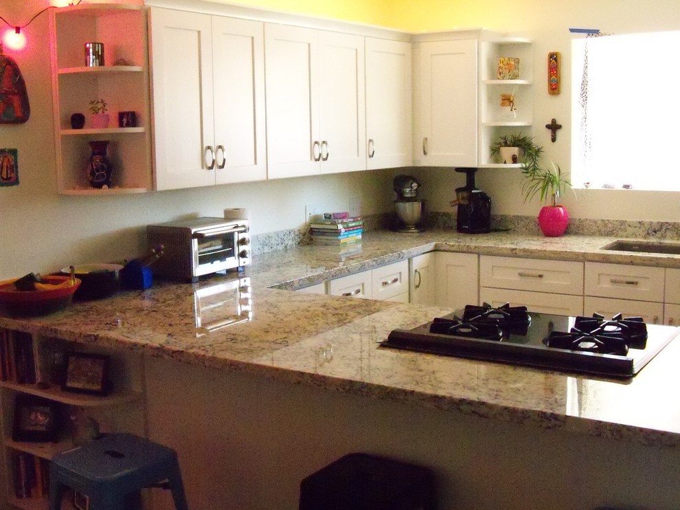 Small transitional u-shaped eat-in kitchen photo in Phoenix with a single-bowl sink, shaker cabinets, white cabinets, granite countertops and a peninsula