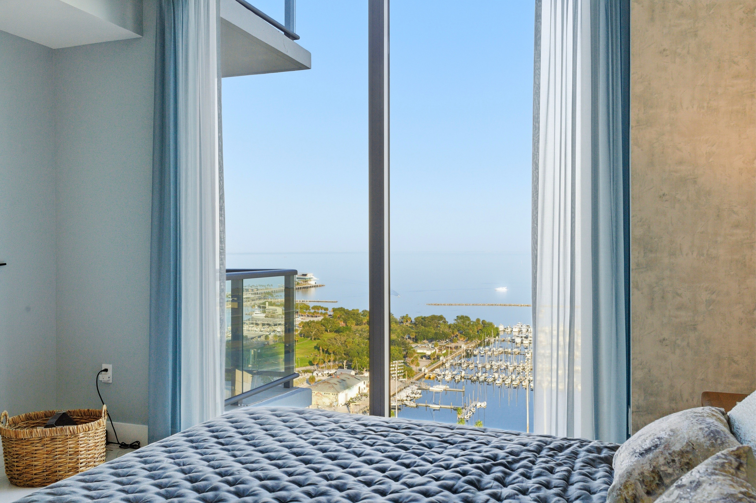 We Love Travel and Art