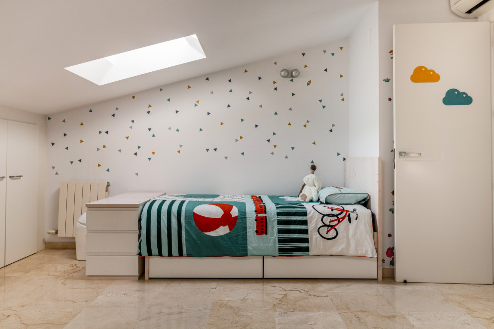 На фото: нейтральная детская среднего размера в современном стиле с спальным местом, белыми стенами, мраморным полом и бежевым полом для ребенка от 1 до 3 лет
