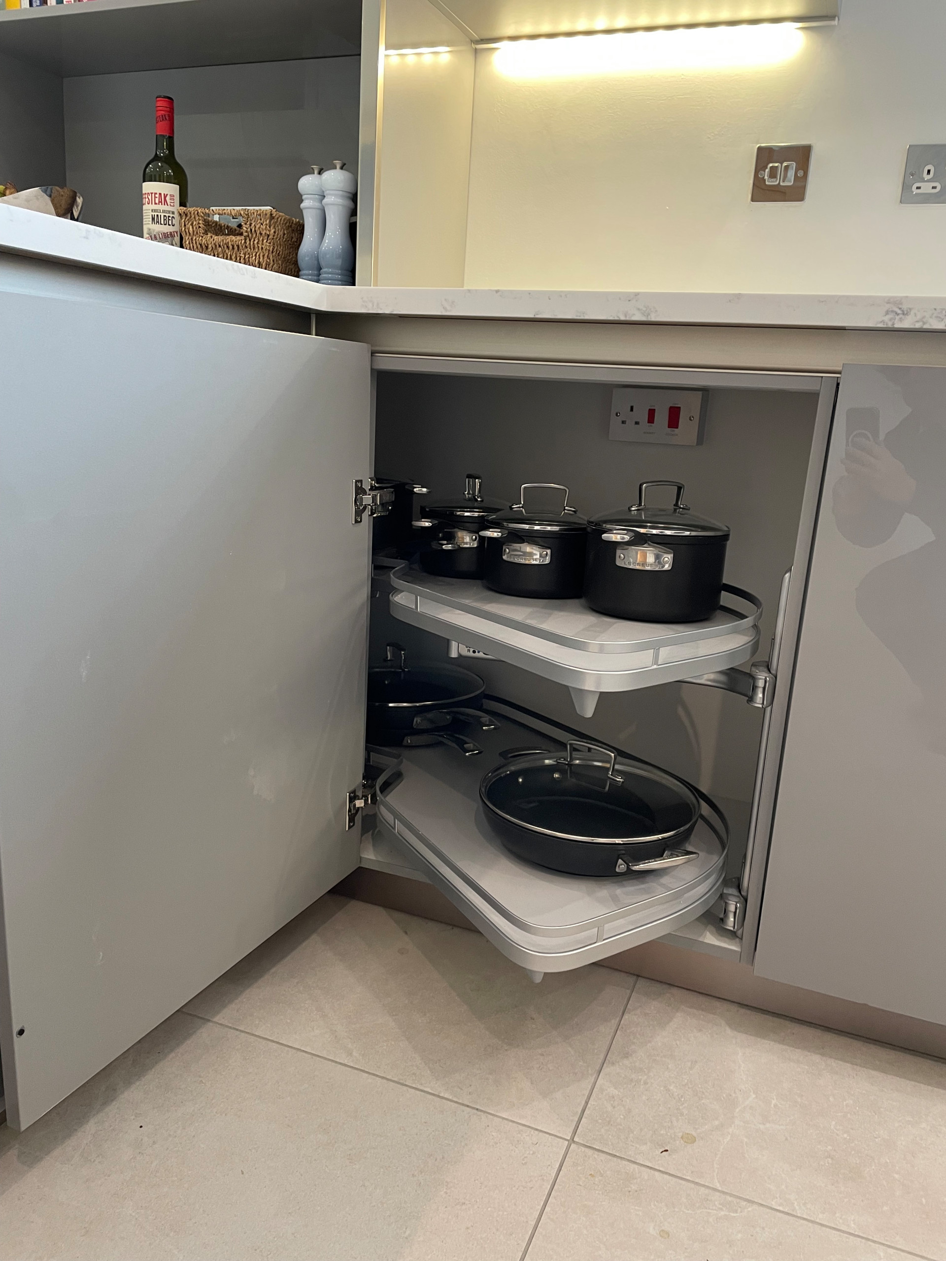 High Gloss Gravel Handleless Kitchen with White and Grey Solid Surface Tops