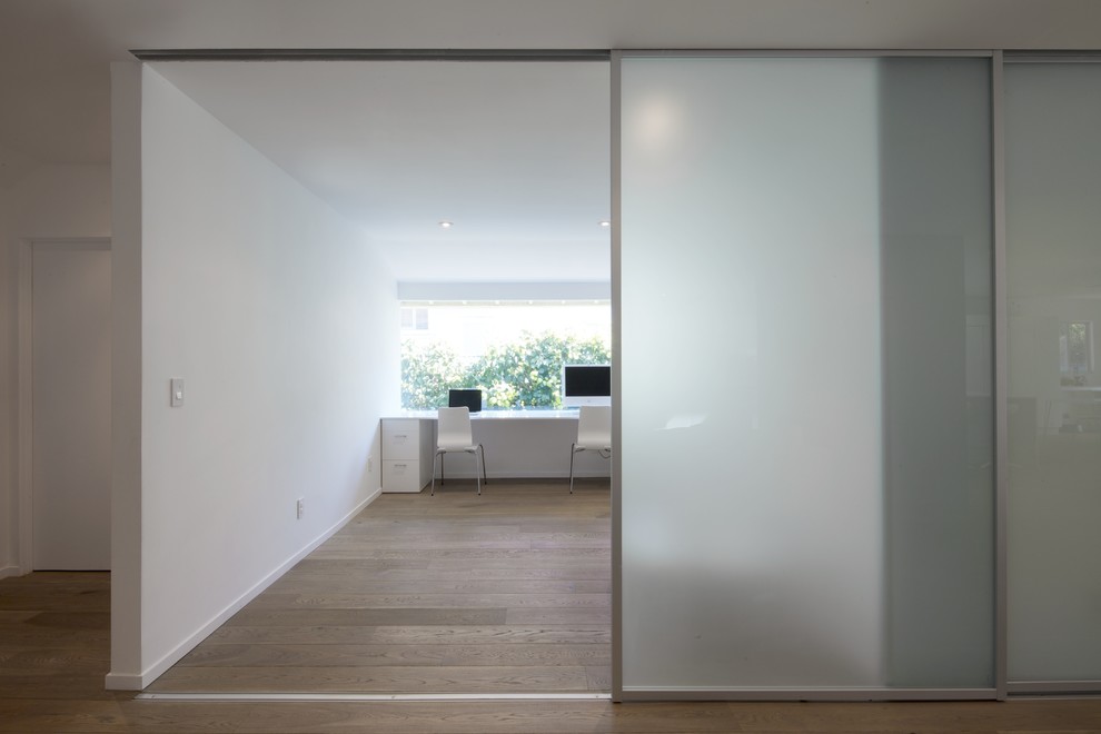 Example of a mid-sized minimalist home design design in Los Angeles