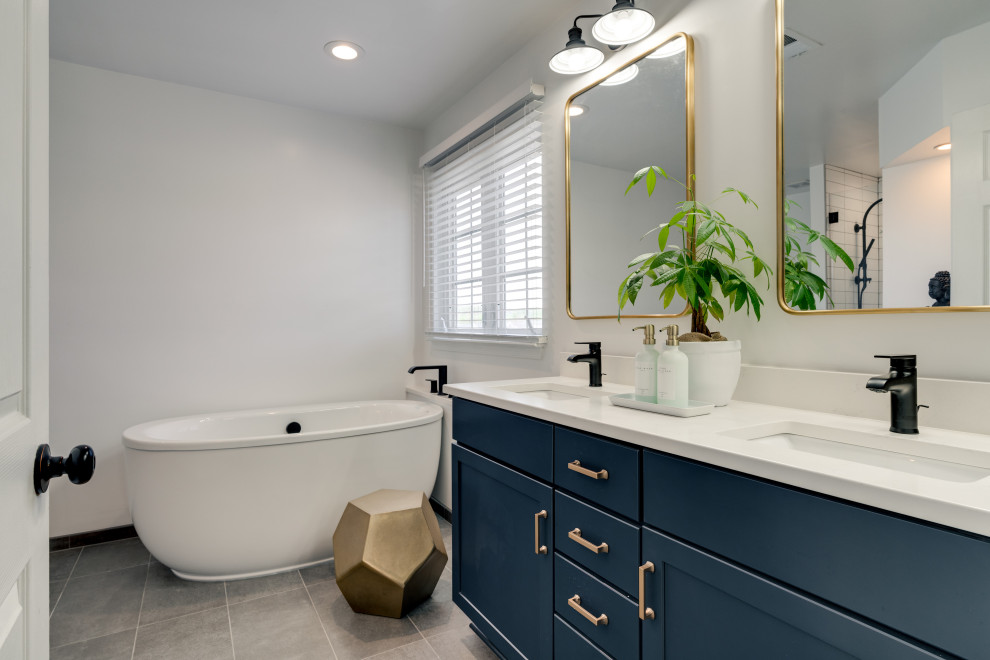 Inredning av ett klassiskt mellanstort en-suite badrum, med ett fristående badkar, en hörndusch, en toalettstol med separat cisternkåpa, vita väggar, ett undermonterad handfat, bänkskiva i kvarts och dusch med gångjärnsdörr