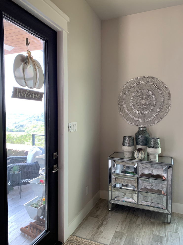 Example of a transitional entryway design in Austin