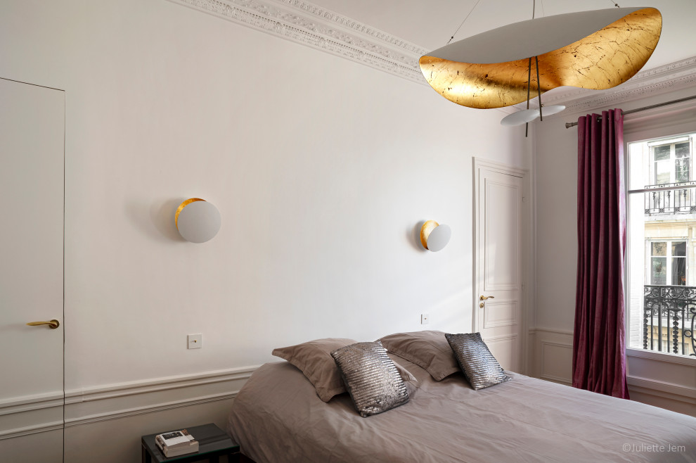 Inspiration pour une chambre parentale haussmannienne et beige et blanche traditionnelle de taille moyenne avec parquet clair, un sol marron, un mur blanc et aucune cheminée.