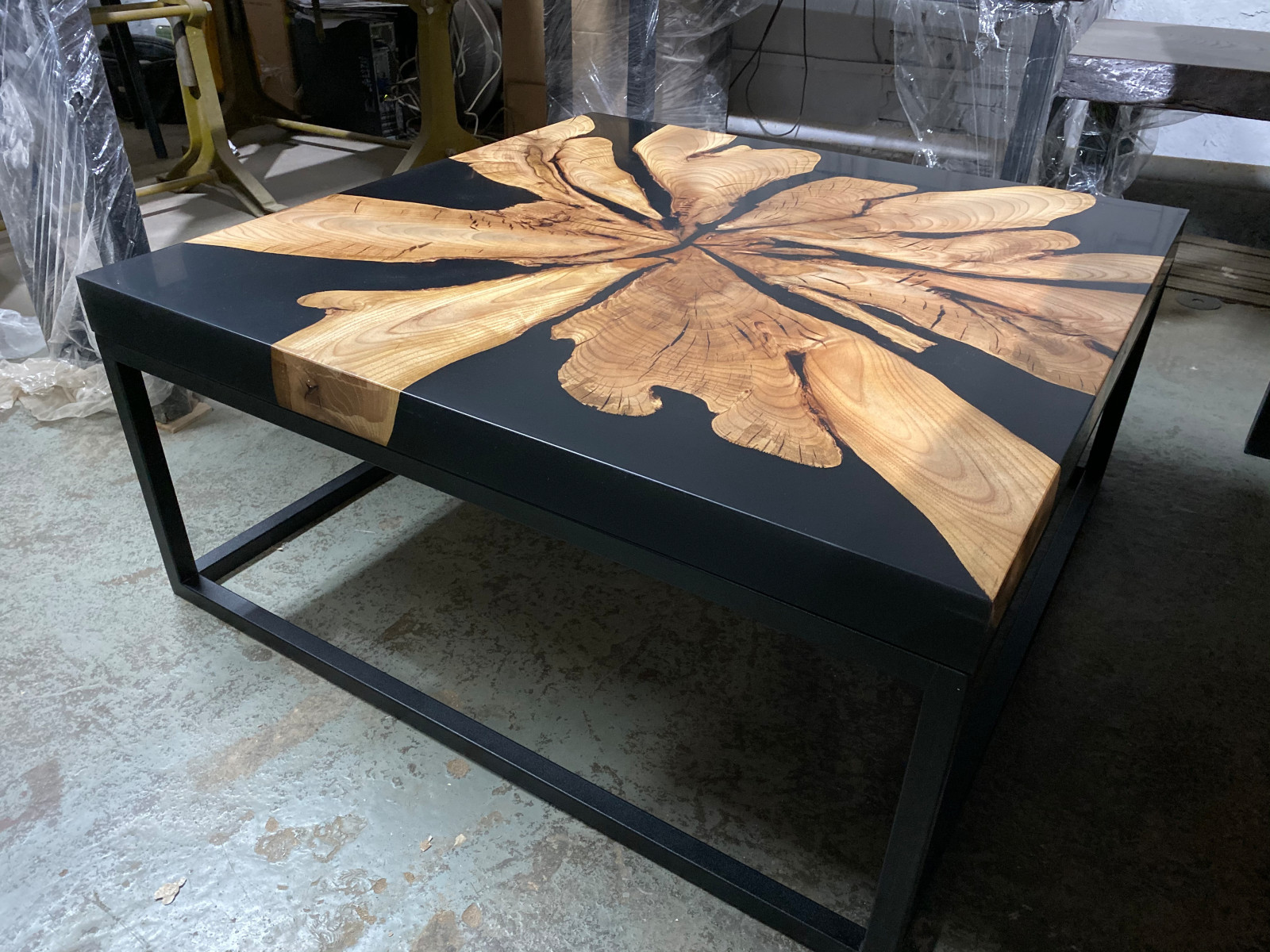 Журнальный стол из ореха