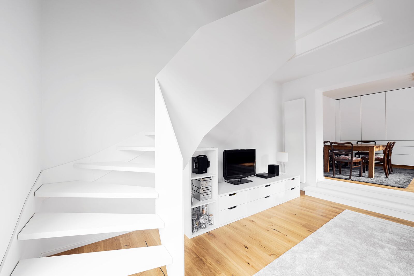 Белая лестница, а также кухня, паркет и двери от hokon