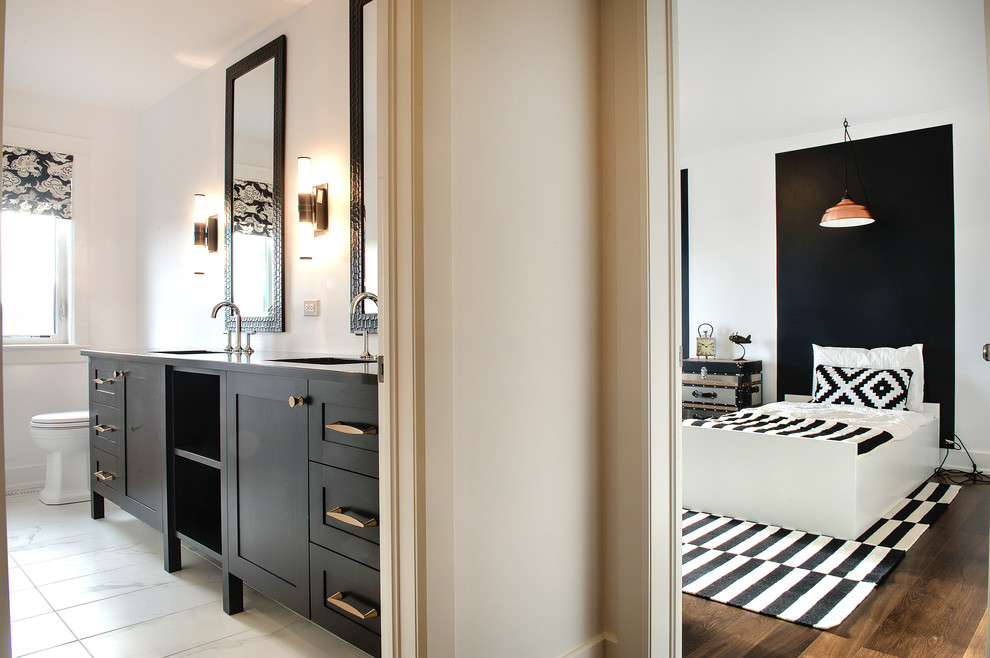 Example of a transitional home design design in Toronto