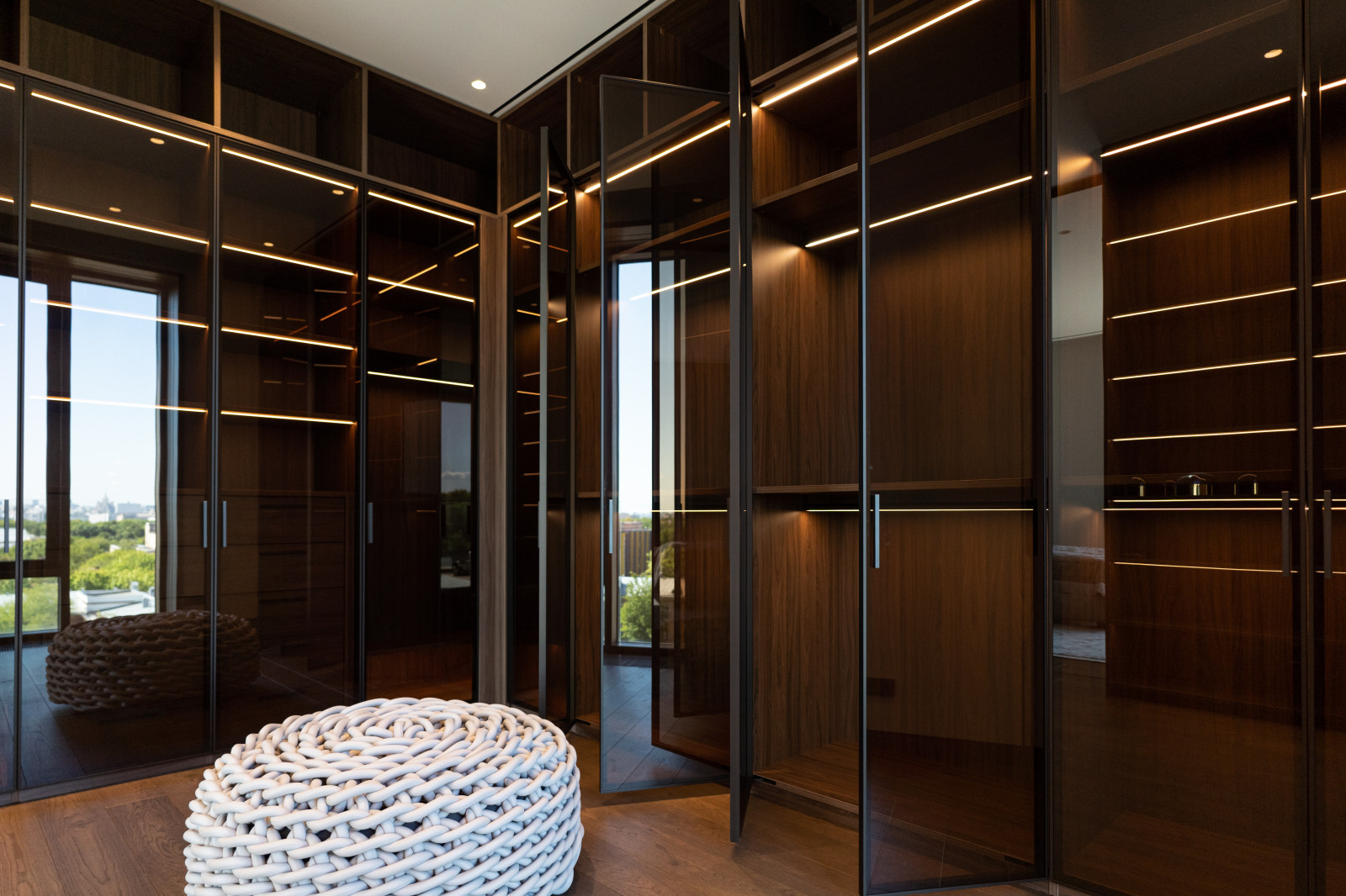 Гардеробная комната с распашными стеклянными RPE фасадами