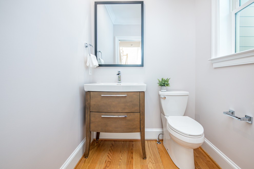 Idée de décoration pour un WC et toilettes champêtre en bois brun avec un placard en trompe-l'oeil, un mur gris, parquet clair, un plan vasque, un plan de toilette en quartz modifié, un plan de toilette blanc et meuble-lavabo sur pied.